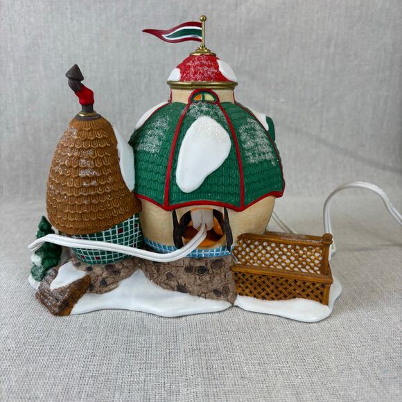 Department 56 North Pole Village Series Elf Spa, Retired 2001 - Picture 5 of 12